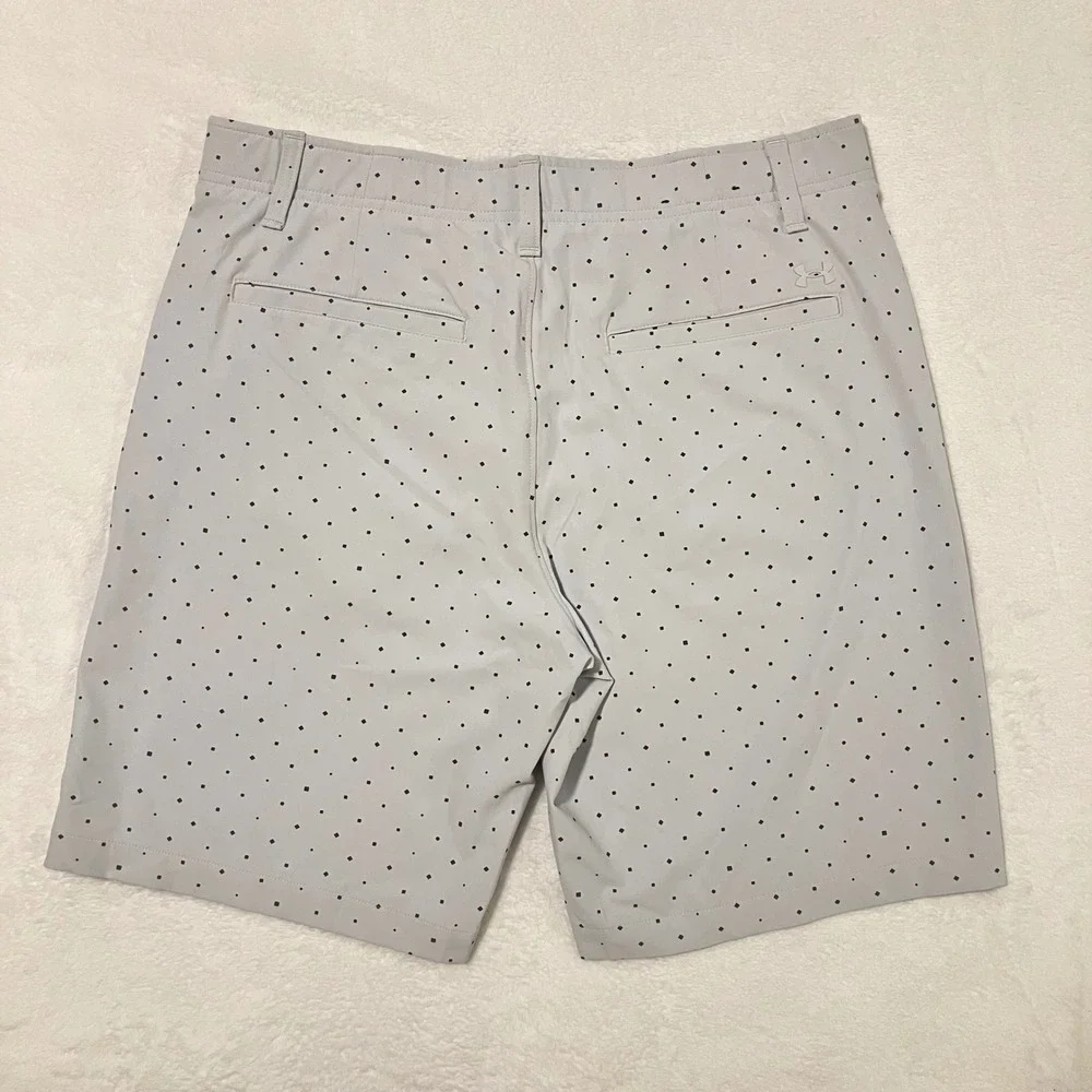 Under Armour Diamond Printed Golf Shorts Men's Size 34 Grey Geometric Print